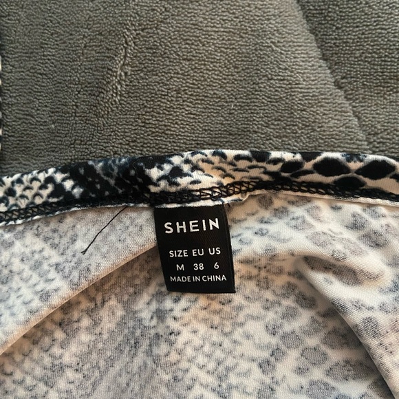 Snakeskin design crop top - Picture 2 of 3